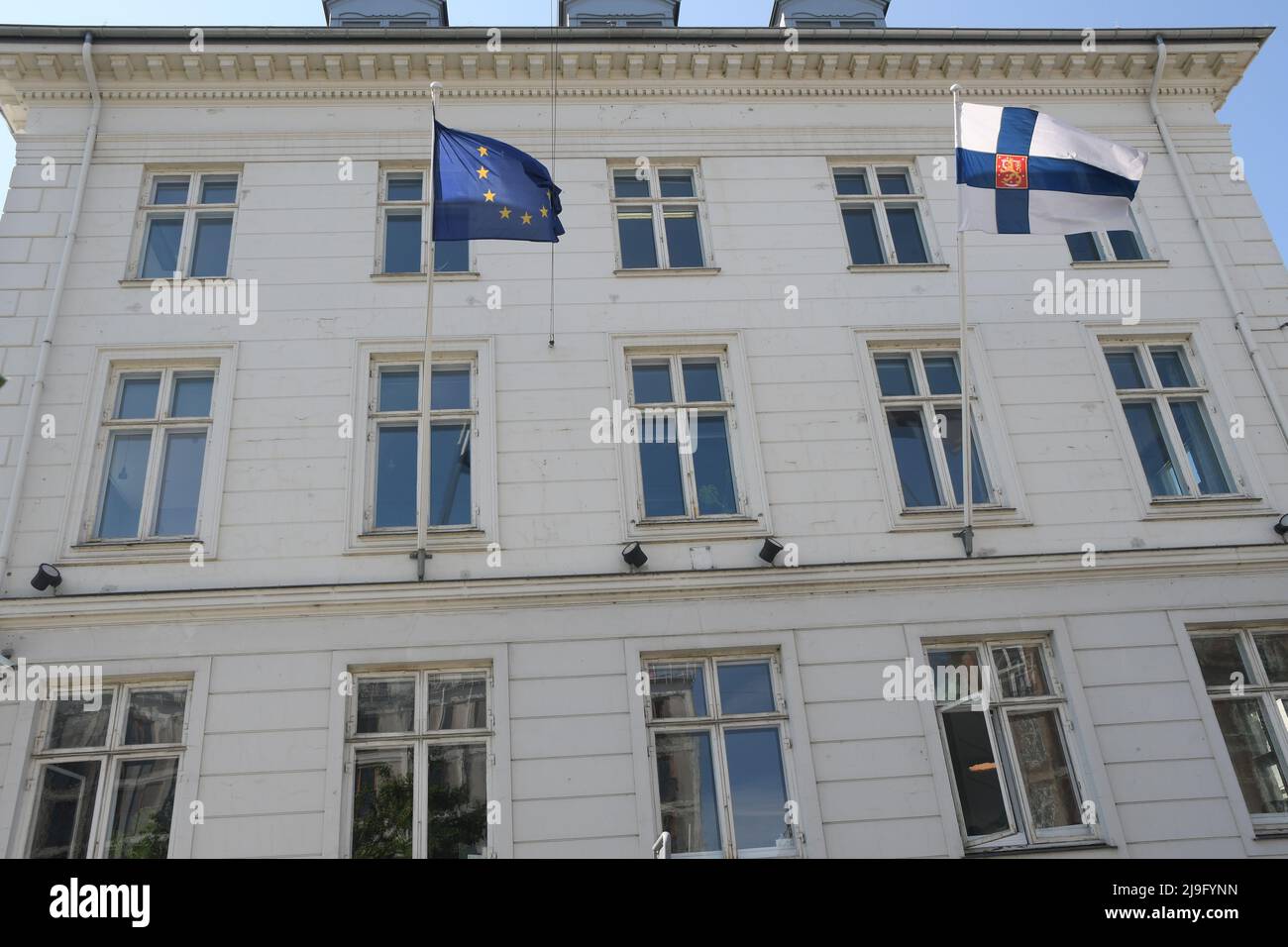 Kopenhagen/Dänemark/23. Mai 2022/.Finnische Botschaft in dänischer Hauptstadt die finnische Flagge und die flagge der europäischen Union überfliegen das Emnbassy-Gebäude und Finnland will der NATO beitreten, obwohl Finnland vollständig Mitglied der Europäischen Union ist. (Foto..Francis Dean/Dean Picturs) Stockfoto