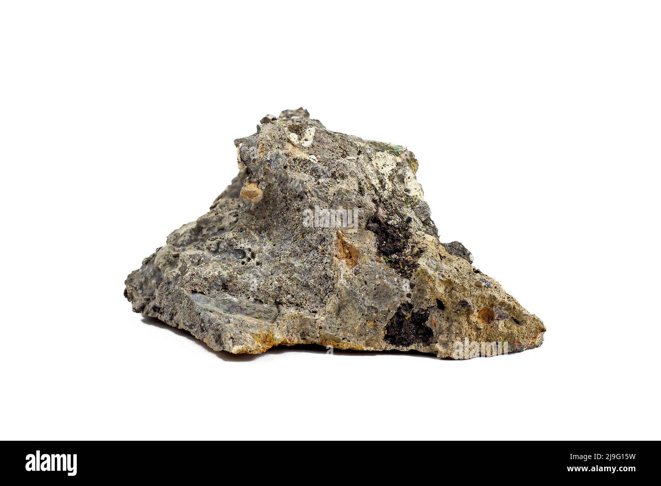Natürlicher grauer Mineralstein, isoliert auf weißem Hintergrund, Nahaufnahme. Stockfoto