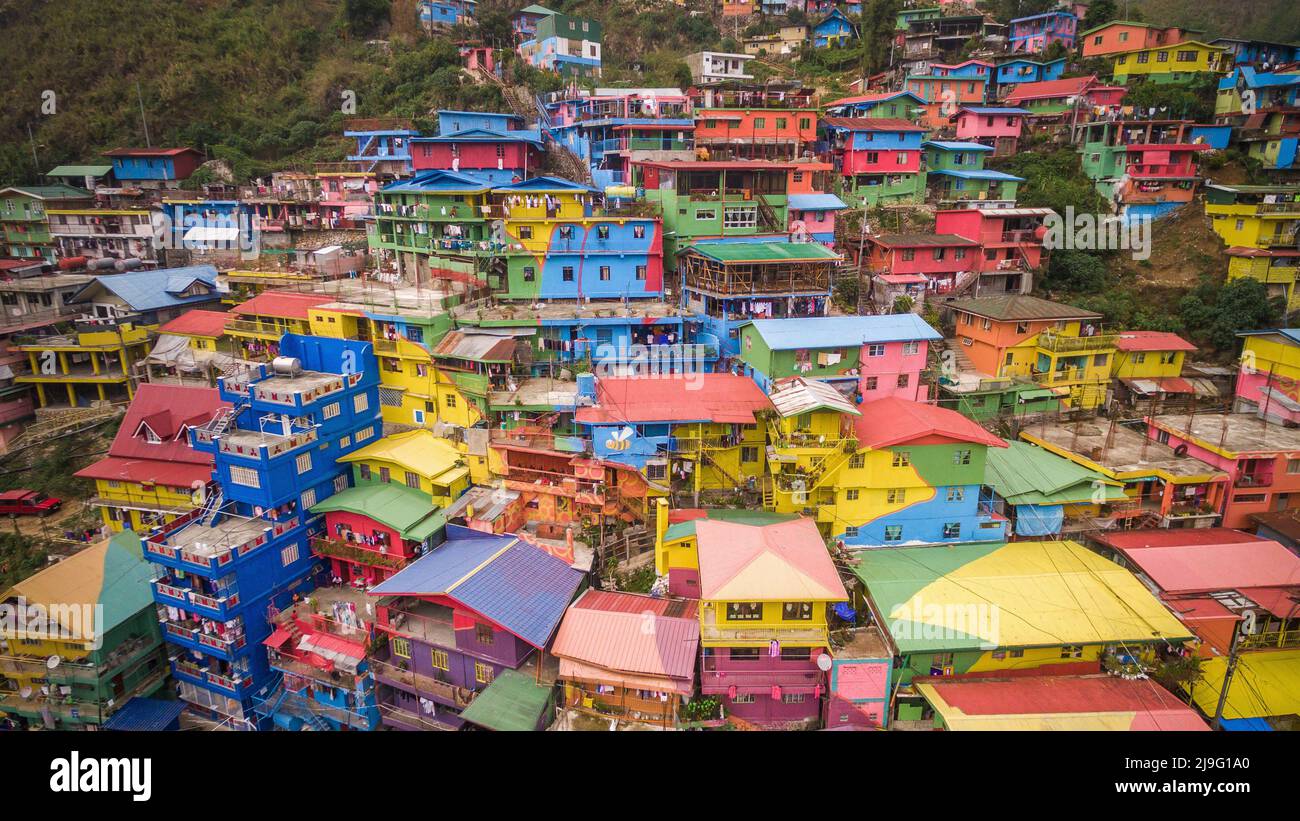 Luftaufnahme der farbenfrohen Häuser in den Stobosa-Hügeln in La Trinidad, Benguet, Philippinen. Stockfoto