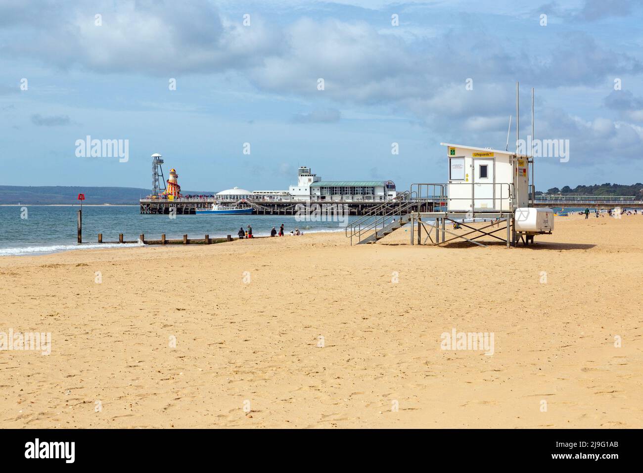 Rettungsschwimmer Hütte, Bournemouth Strand und Pier, Dorset, England, Vereinigtes Königreich. Stockfoto