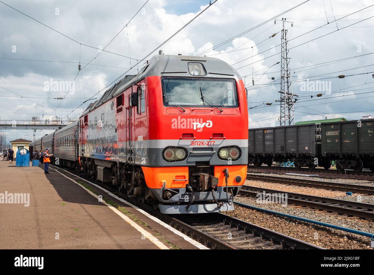 Zug am Bahnhof Nowosibirsk-Glavny in der Stadt Nowosibirsk in Russland, ein wichtiger Halt entlang der Transsibirischen Eisenbahn. Stockfoto