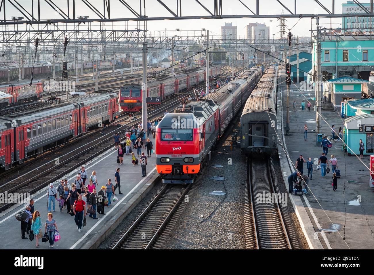 Bahnhof Nowosibirsk-Glavny in der Stadt Nowosibirsk, ein wichtiger Halt entlang der Transsibirischen Eisenbahn und einer der größten Bahnhöfe in Russland. Stockfoto