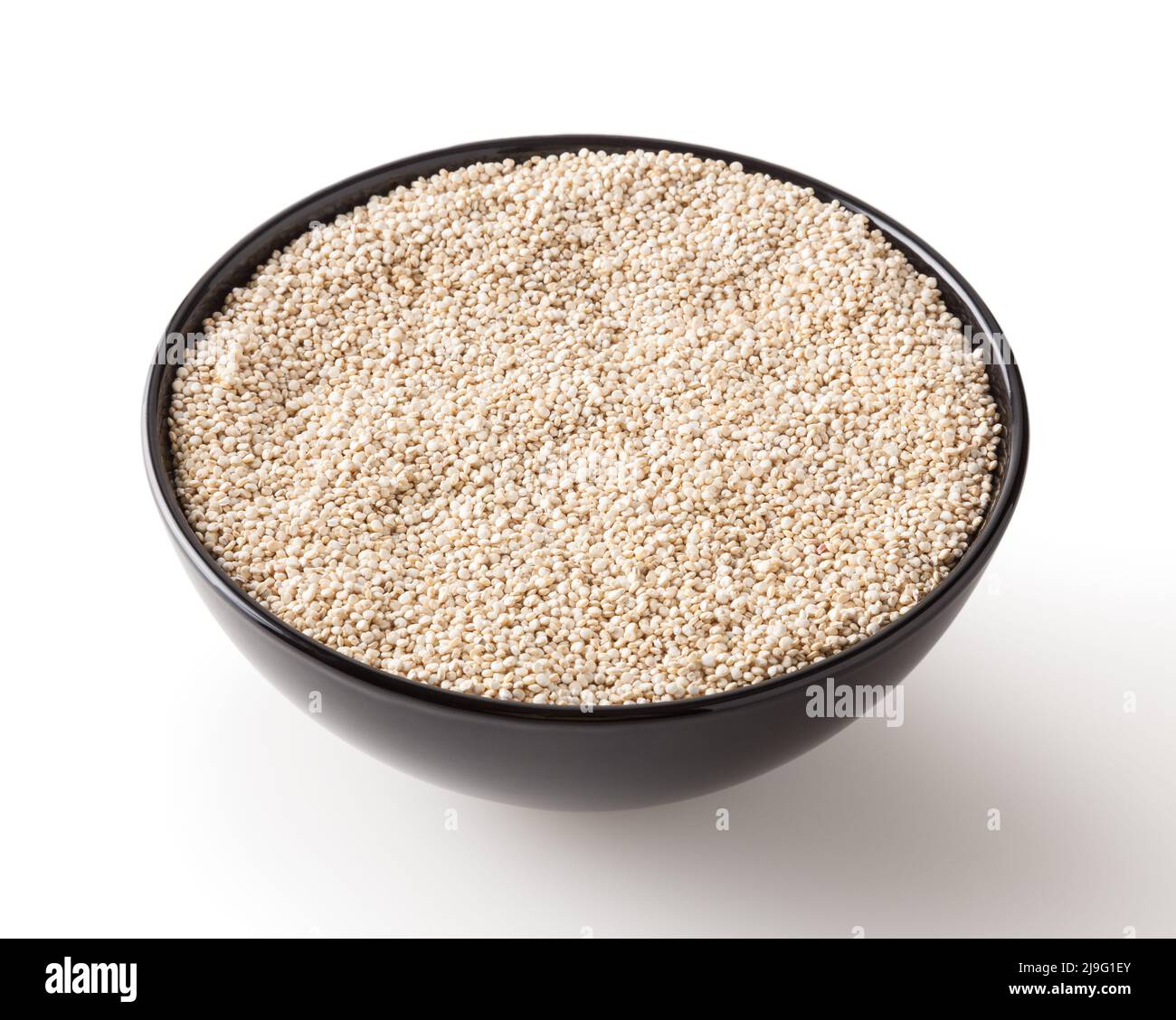 Getrocknete weiße Quinoa-Samen in schwarzer Schüssel isoliert auf weißem Grund mit Schneideweg Stockfoto