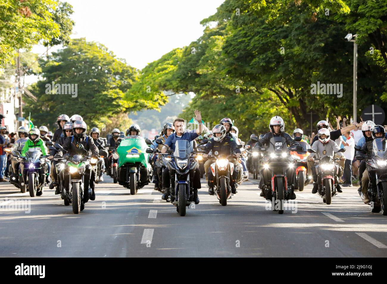 Maringa, Brasilien. 11. Mai 2022. Der brasilianische Präsident Jair Bolsonaro, Zentrum, führt eine Motorradrallye an, während er am 11. Mai 10kms 2022 vom Flughafen zur Expoinga Agricultural Fair 48. im Francisco Feio Ribeiro Expo Center in Maringa, Brasilien, fährt. Kredit: Alan Santos/Präsident Brasilien/Alamy Live Nachrichten Stockfoto