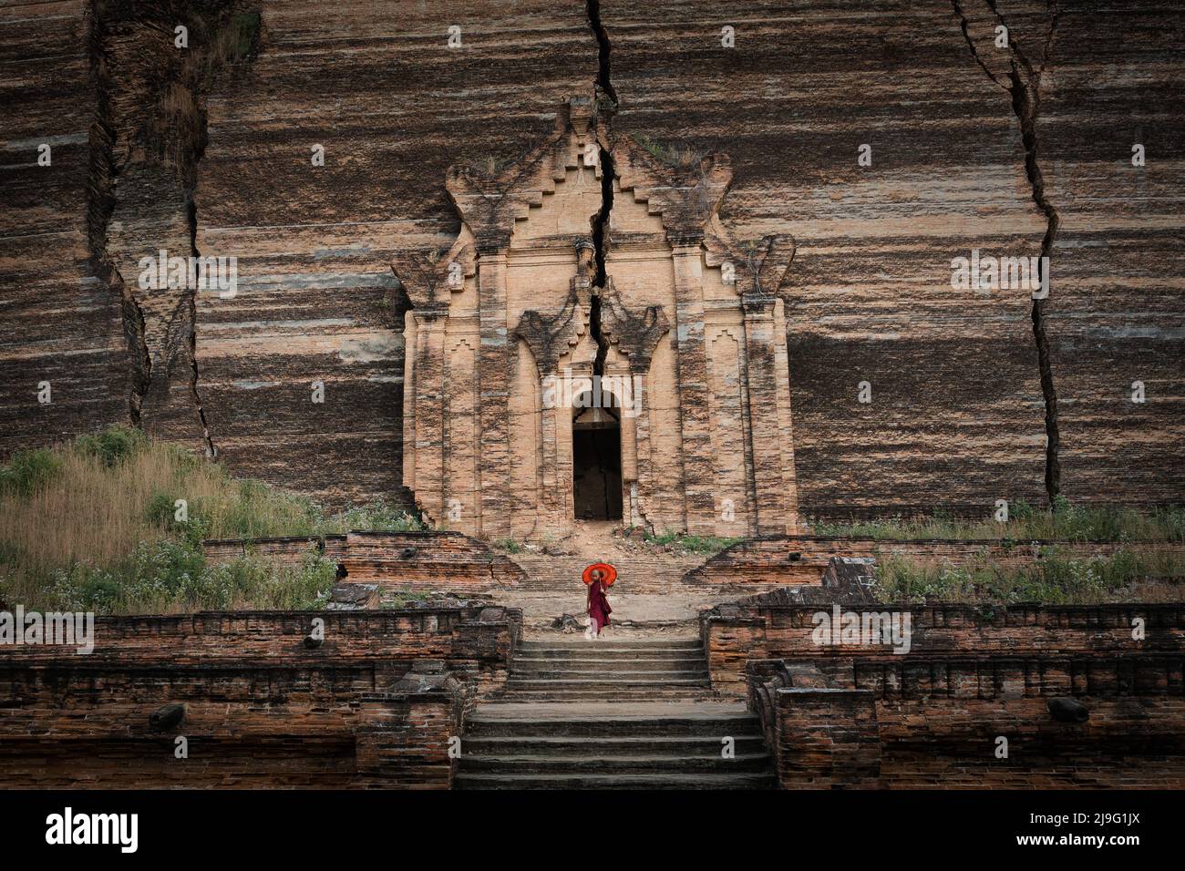 Novize buddhistischer Mönch in den Ruinen der Mingun Pahtodawgyi Pagode in Sagaing, Mandalay, Myanmar (Burma). Stockfoto