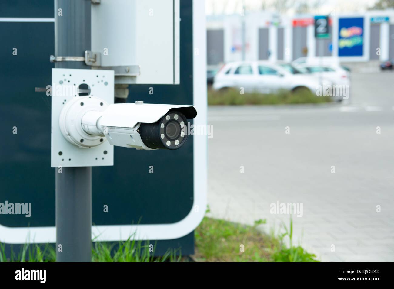 Moderne CCTV-Kamera am Eingang zum Parkplatz, Nahaufnahme Stockfoto