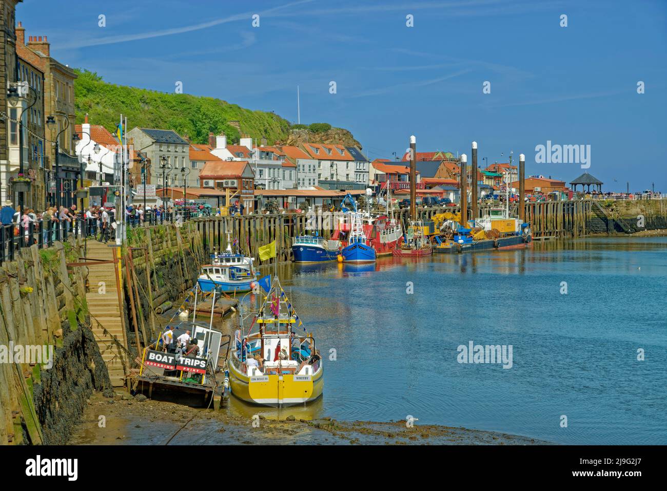 Whitby Harbour und die Mündung des Flusses Esk in North Yorkshire, England. Stockfoto