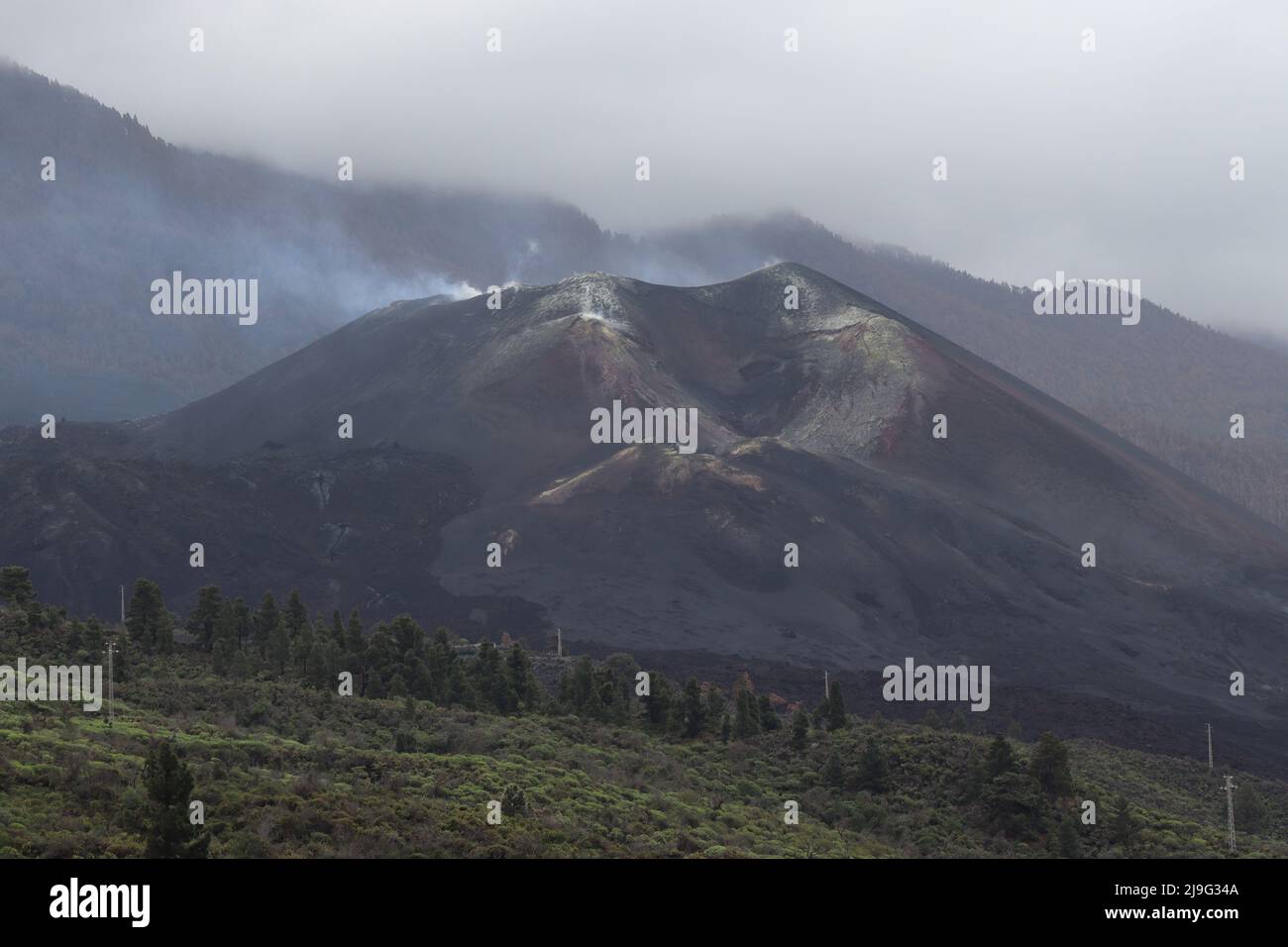 Vulkan auf dem Cumbre Vieja Volcanic Ridge auf der Insel La Palma, Kanarische Inseln. Fotografiert 198 Tage nach dem Ausbruch im September 2021 Stockfoto