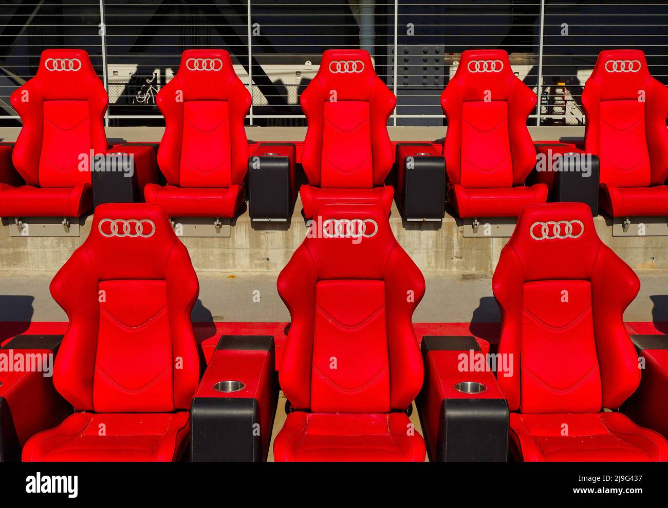 Gepolsterte Stadionsitze in einem Fußballstadion Stockfoto