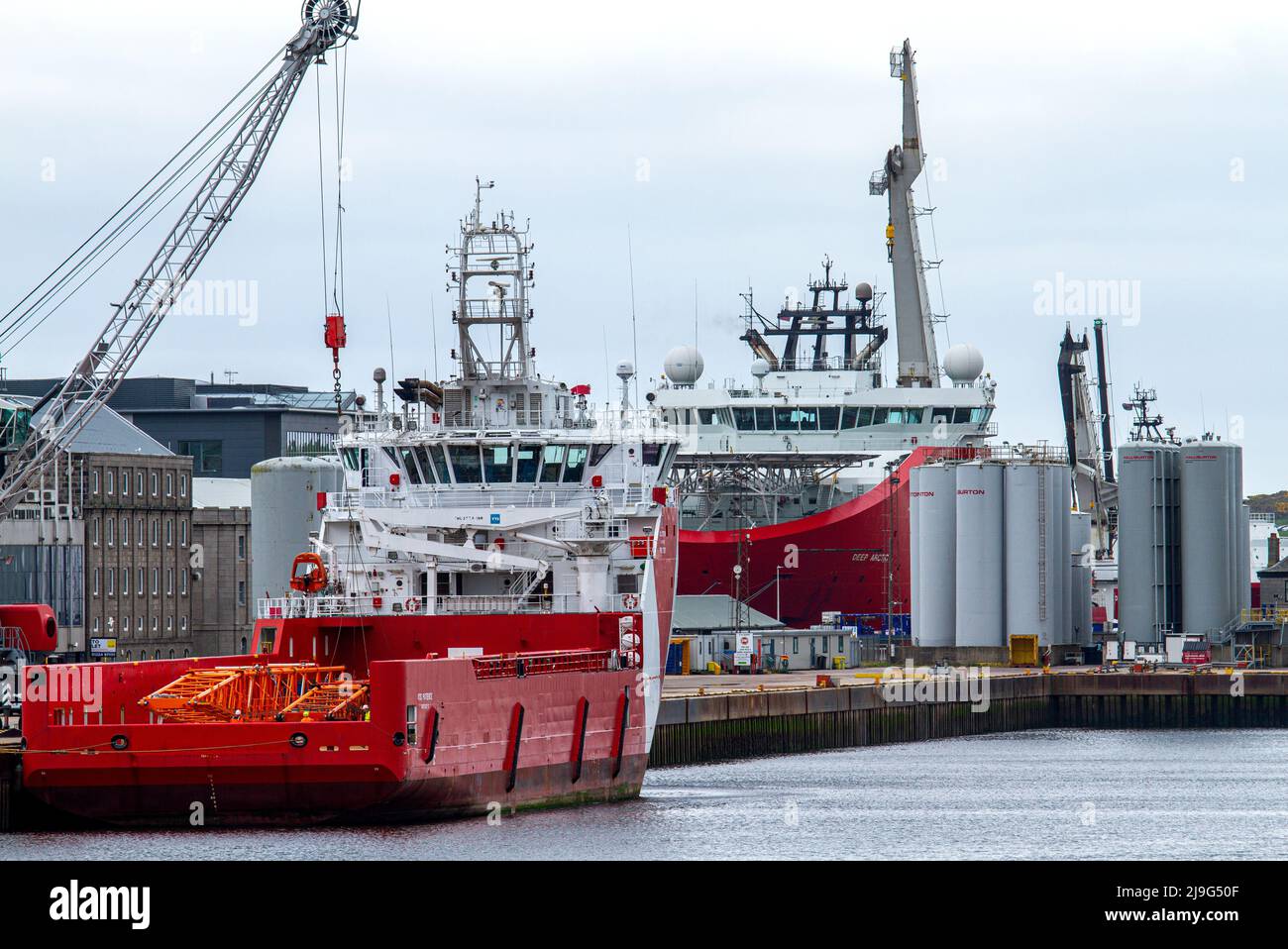 Das TIEFE ARKTISCHE Schiff und das VOS PATIENCE-Schiff liegen beide im Hafen von Aberdeen in Aberdeenshire, Schottland Stockfoto
