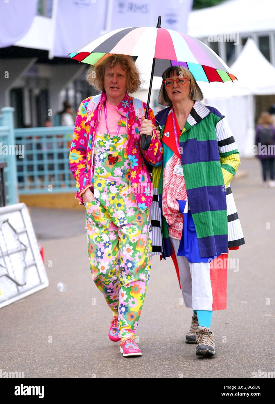 Grayson Perry (links) und Philippa Perry während des Pressetag der Chelsea Flower Show der RHS im Royal Hospital Chelsea, London. Bilddatum: Montag, 23. Mai 2022. Stockfoto