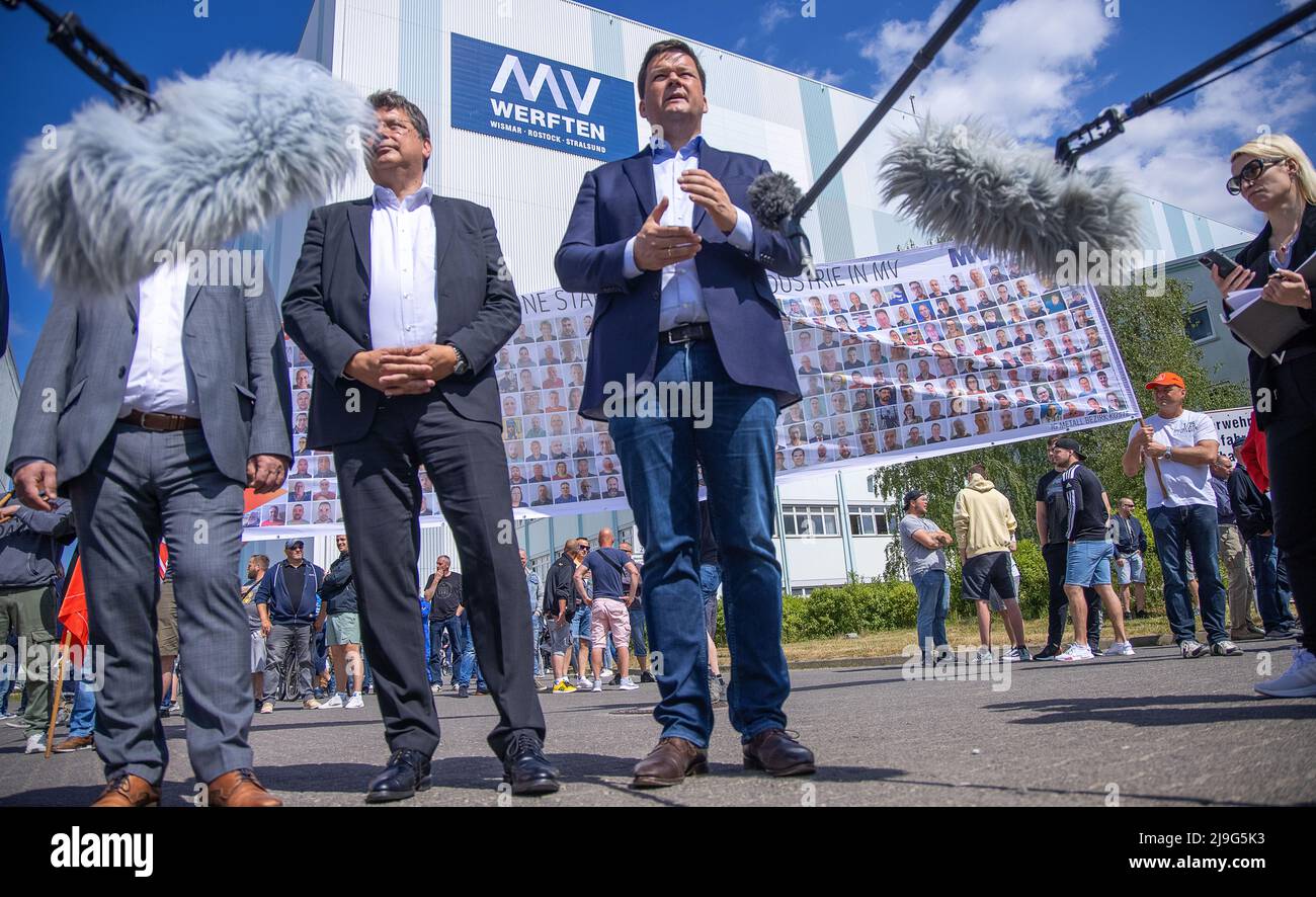 23. Mai 2022, Mecklenburg-Vorpommern, Wismar: Reinhard Meyer (l, SPD), Minister für Wirtschaft, Tourismus und Verkehr Mecklenburg-Vorpommerns, und Christoph Morgen, Insolvenzverwalter der Werftgruppe, sprechen nach einem Betriebsgespräch in der MV Werft in Wismar mit Medienvertretern vor der Schiffbauhalle. Die schwedische Reedereigruppe Stena ab ist nicht mehr daran interessiert, den Bau des Kreuzfahrtschiffs „Global One“ fortzusetzen, das zum Insolvenzbesitz der MV Werften Group gehört. Die Fortführung des Transferunternehmens und die Rettung der 1.500 Arbeitsplätze dürfen nicht Stockfoto