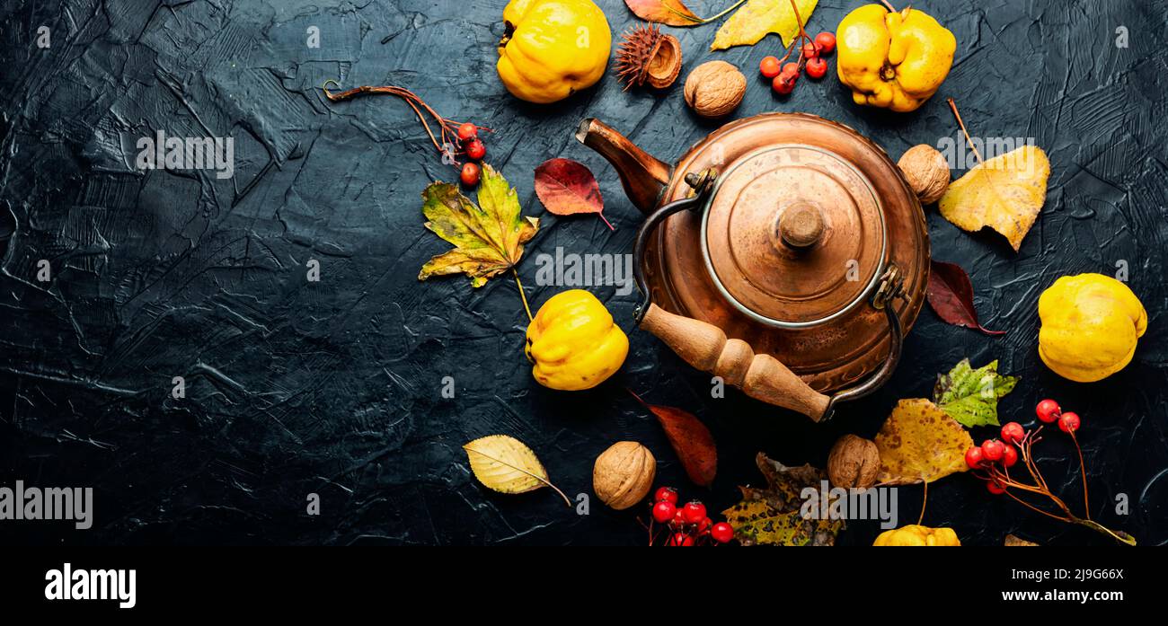 Tee aus Äpfeln und Quitte auf herbstlichem Hintergrund.Platz kopieren Stockfoto