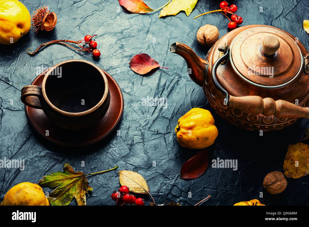 Hausgemachter köstlicher Früchtetee aus Herbstquitte. Stockfoto