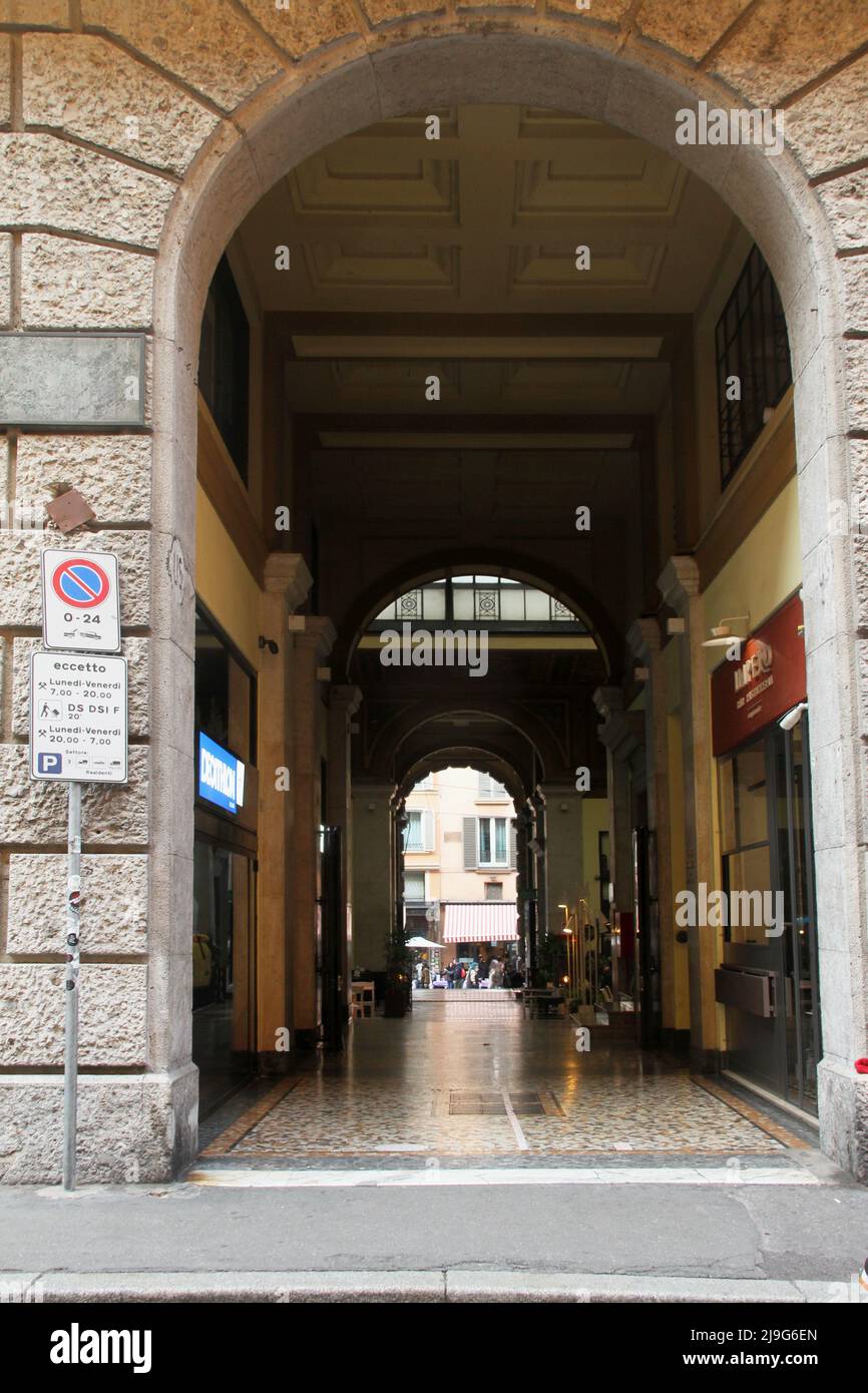 Bologna, Italien. Schmale Galerie unter dem Gebäude im historischen Zentrum, mit kommerziellen Räumen im Inneren. Stockfoto