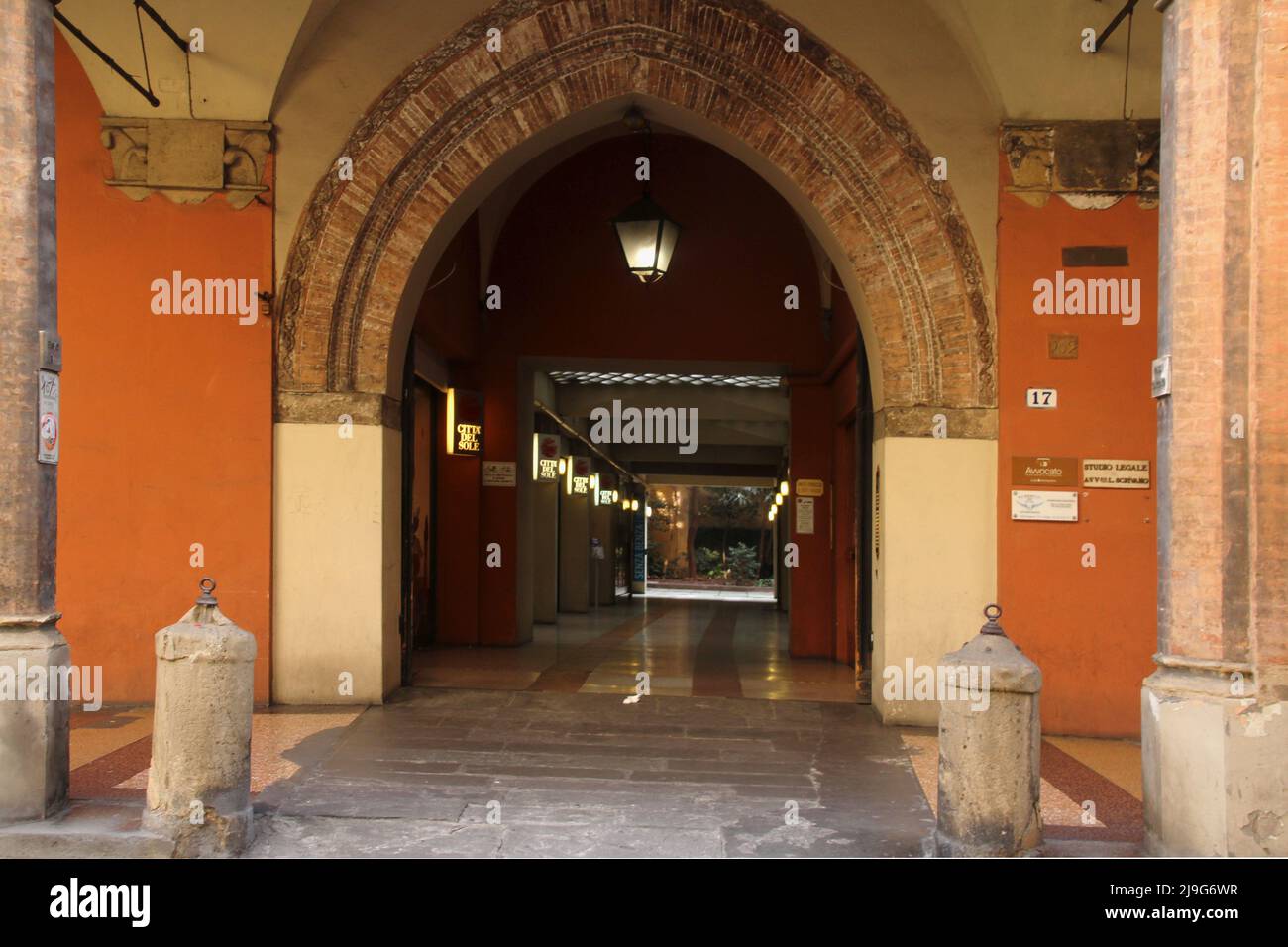 Bologna, Italien. Schmale Galerie unter dem Gebäude im historischen Zentrum, mit kommerziellen Räumen im Inneren. Stockfoto