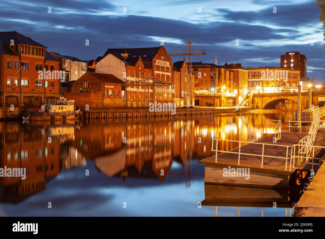 Die Nacht fällt auf dem Fluss Ouse im Stadtzentrum von York, England. Stockfoto
