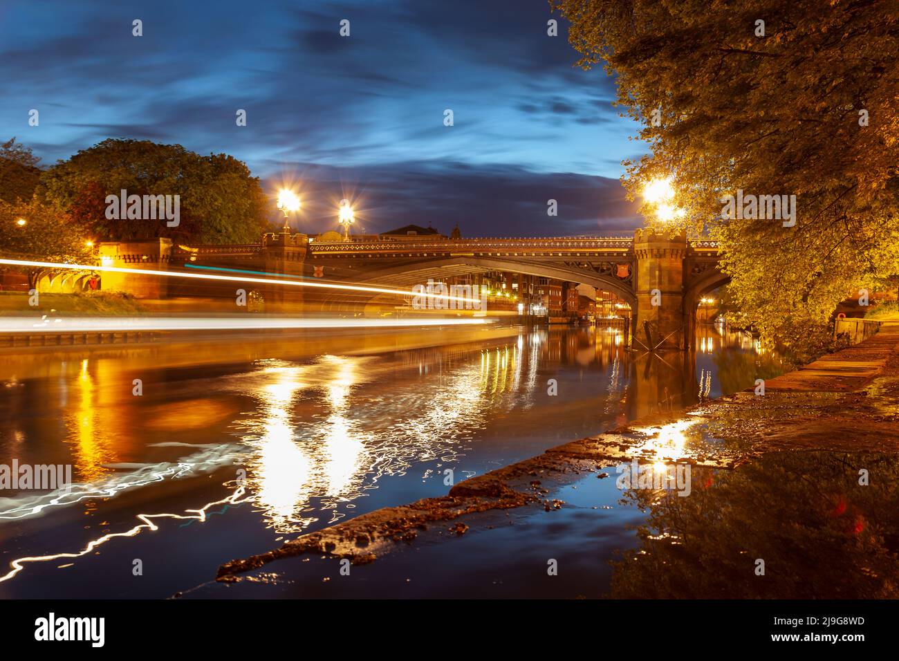 Abend am Flussufer in York, England. Stockfoto