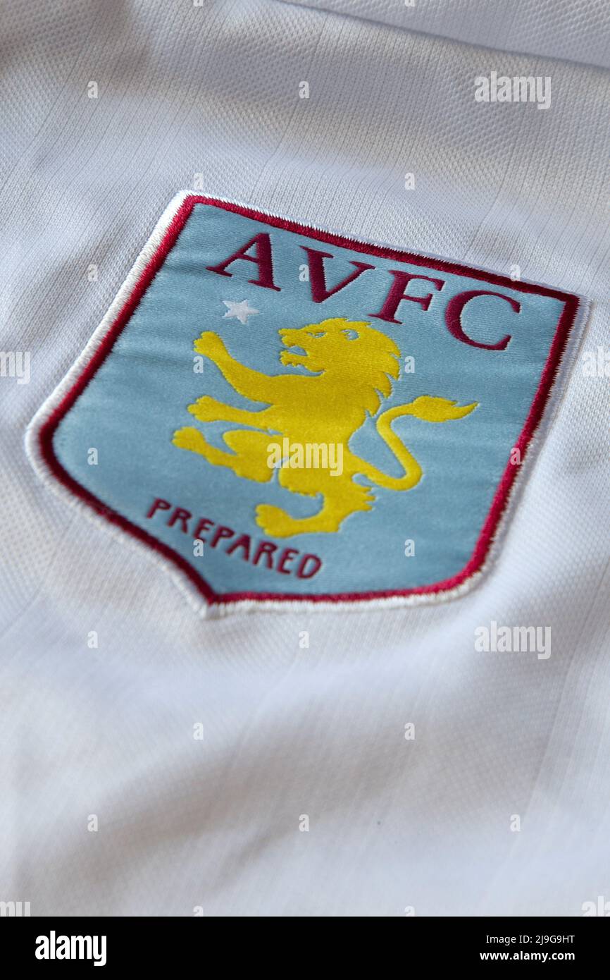 Aston Villa Crest (Emblem) auf einem Fußballtrikot Stockfoto