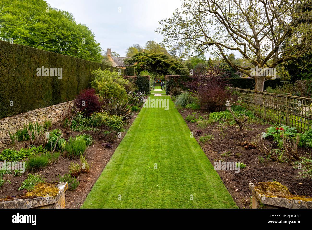 The Red Border, ein thematisch gestaltetes Freiluft-Zimmer oder -Abteil in Hidcote Manor Garden, Cotswolds, Chipping Camden, Gloucestershire, England, Vereinigtes Königreich. Stockfoto