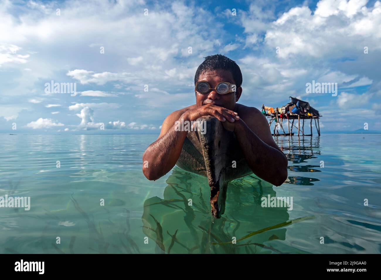 Porträt von Bajau Laut oder Sea Gypsy Mann auf einem Boot mit Scuba Glass auf der Maiga Insel Semporna Sabah Malaysia Stockfoto