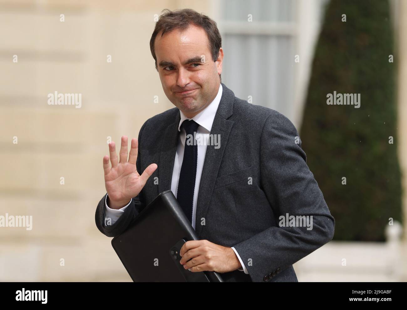 Paris, Frankreich. 23.. Mai 2022. Der französische Verteidigungsminister Sebastien Lecornu kommt am 23. Mai 2022 zur ersten wöchentlichen Kabinettssitzung des neuen Kabinetts im Präsidentenpalast von Elysee in Paris, Frankreich, an. Der französische Präsident Emmanuel Macron hat am Freitag Minister für die neue Regierung des Landes ernannt. Insgesamt hat die neue Regierung 27 Mitglieder mit 17 Ministerien, sechs Delegierten der Ministerien und vier Staatssekretäre. Kredit: Gao Jing/Xinhua/Alamy Live Nachrichten Stockfoto