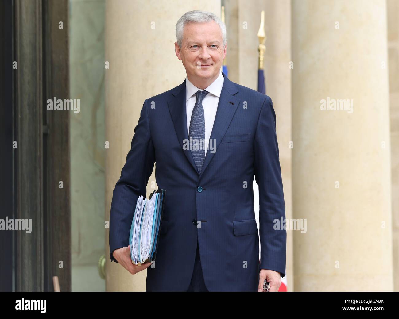 (220523) -- PARIS, 23. Mai 2022 (Xinhua) -- der französische Minister für Wirtschaft und Finanzen Bruno Le Maire kommt am 23. Mai 2022 zur ersten wöchentlichen Kabinettssitzung des neuen Kabinetts im Präsidentenpalast von Elysee in Paris, Frankreich, an. Der französische Präsident Emmanuel Macron hat am Freitag Minister für die neue Regierung des Landes ernannt. Insgesamt hat die neue Regierung 27 Mitglieder mit 17 Ministerien, sechs Delegierten der Ministerien und vier Staatssekretäre. Stockfoto
