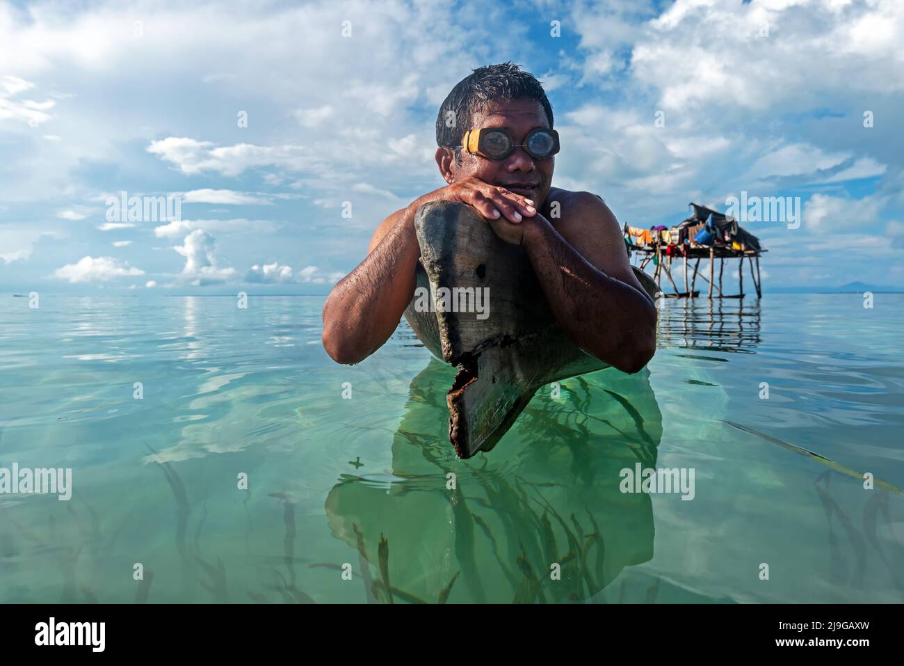 Porträt von Bajau Laut oder Sea Gypsy Mann auf einem Boot mit Scuba Glass auf der Maiga Insel Semporna Sabah Malaysia Stockfoto