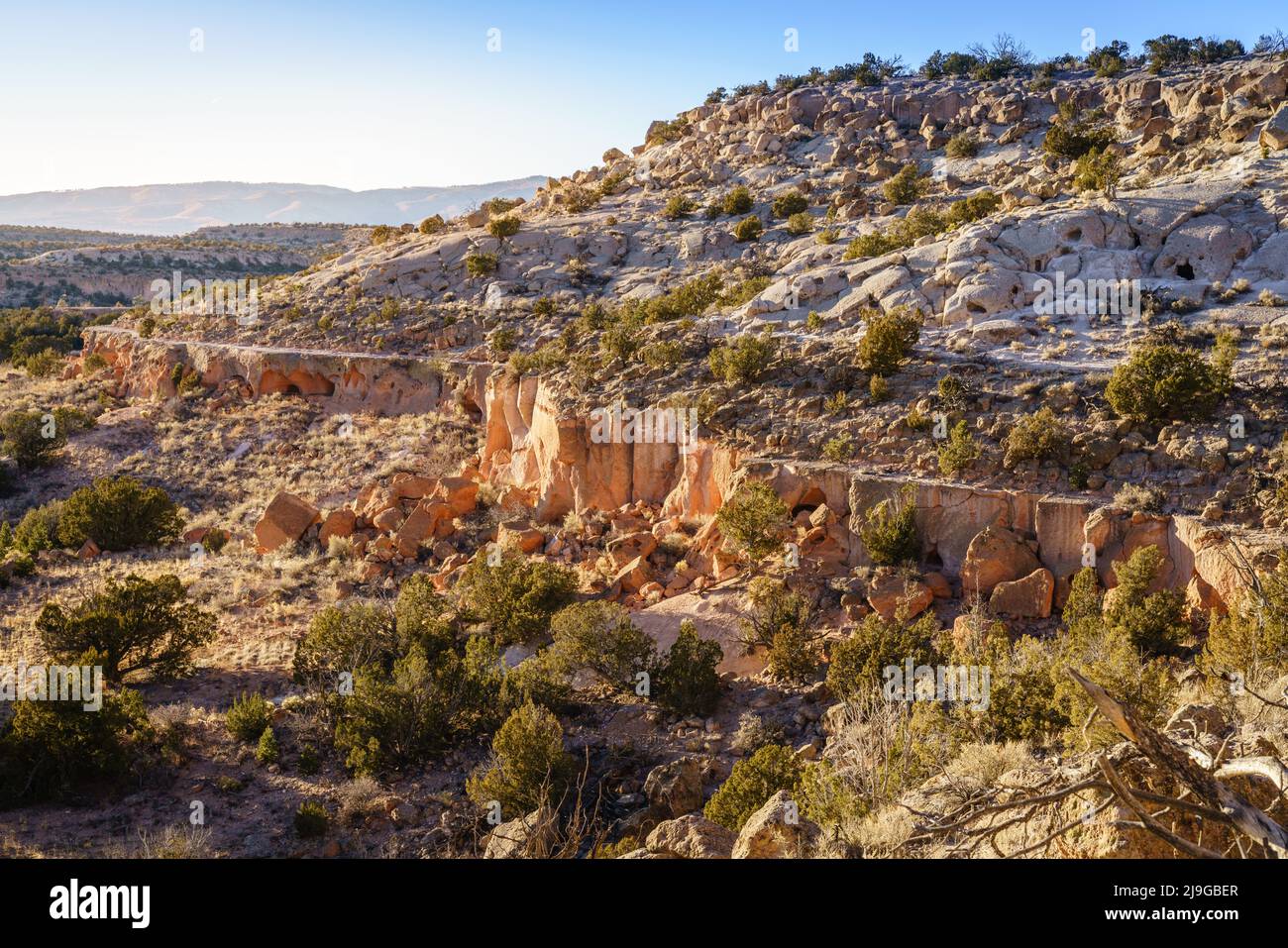 Gesamtansicht von Tsankawi - ein freistehender Teil des Bandelliers National Monument in New Mexico Stockfoto