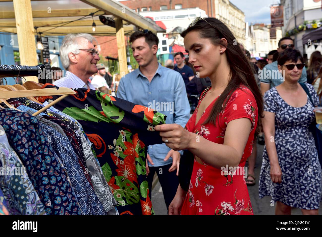 Im Jahr 2022 finden in Bristol's Cotham Hill beliebte Straßenpartys statt, in denen Geschäfte wie Kleidung angeboten werden und die Leute sich nach dem Cov amüsieren Stockfoto