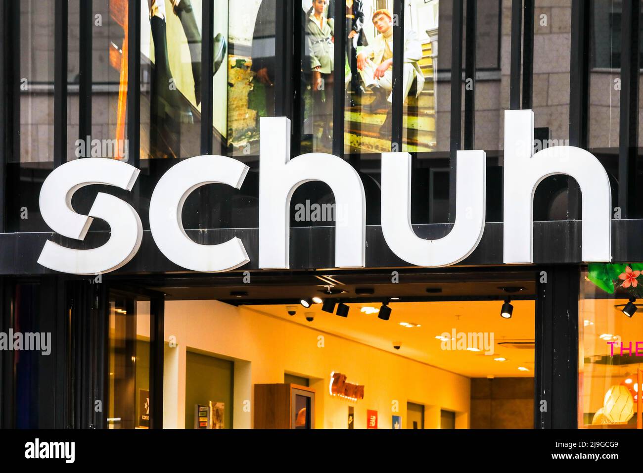 Copyright Shop Logo für das Mode-Shopping Outlet für den Schuhshop SCHUH Stockfoto