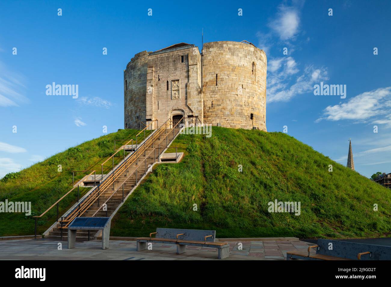 Frühlingsmorgen im Clifford Tower in York, England. Stockfoto