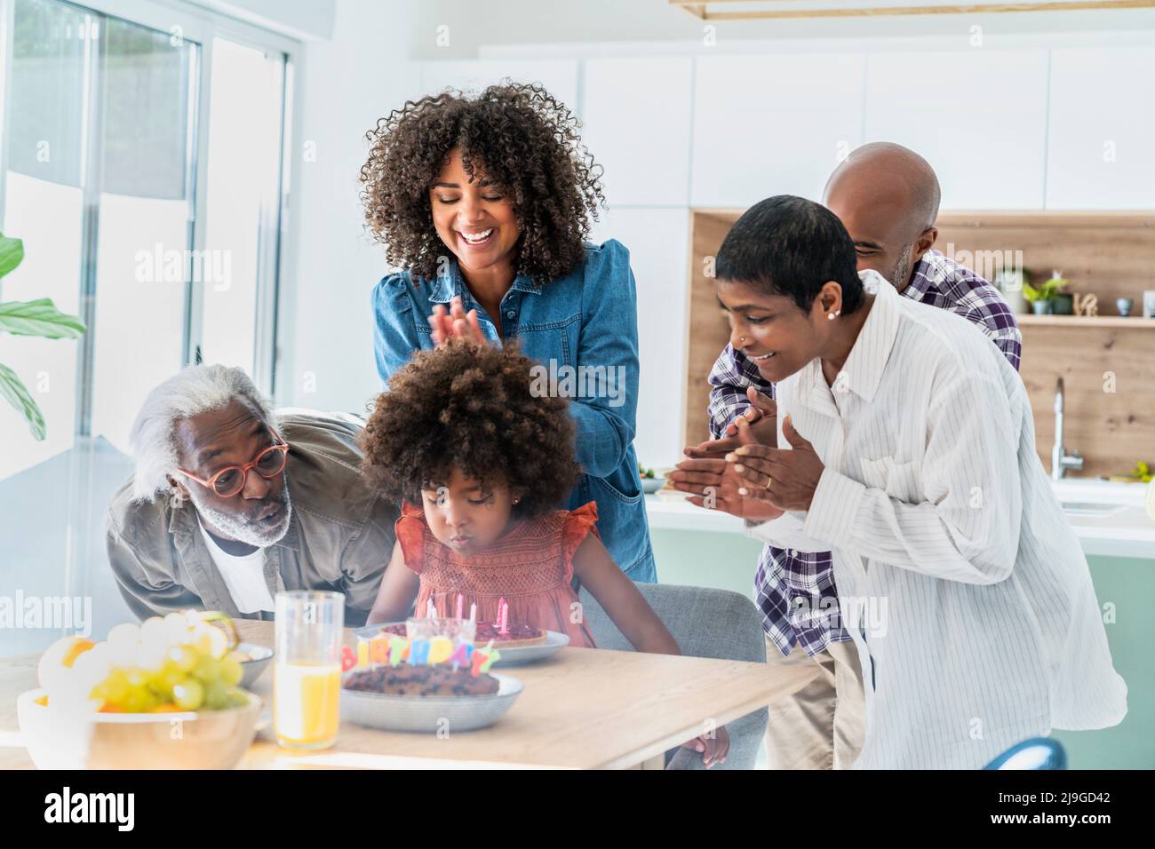 Glückliche Familie feiert Geburtstag des Mädchens zu Hause Stockfoto