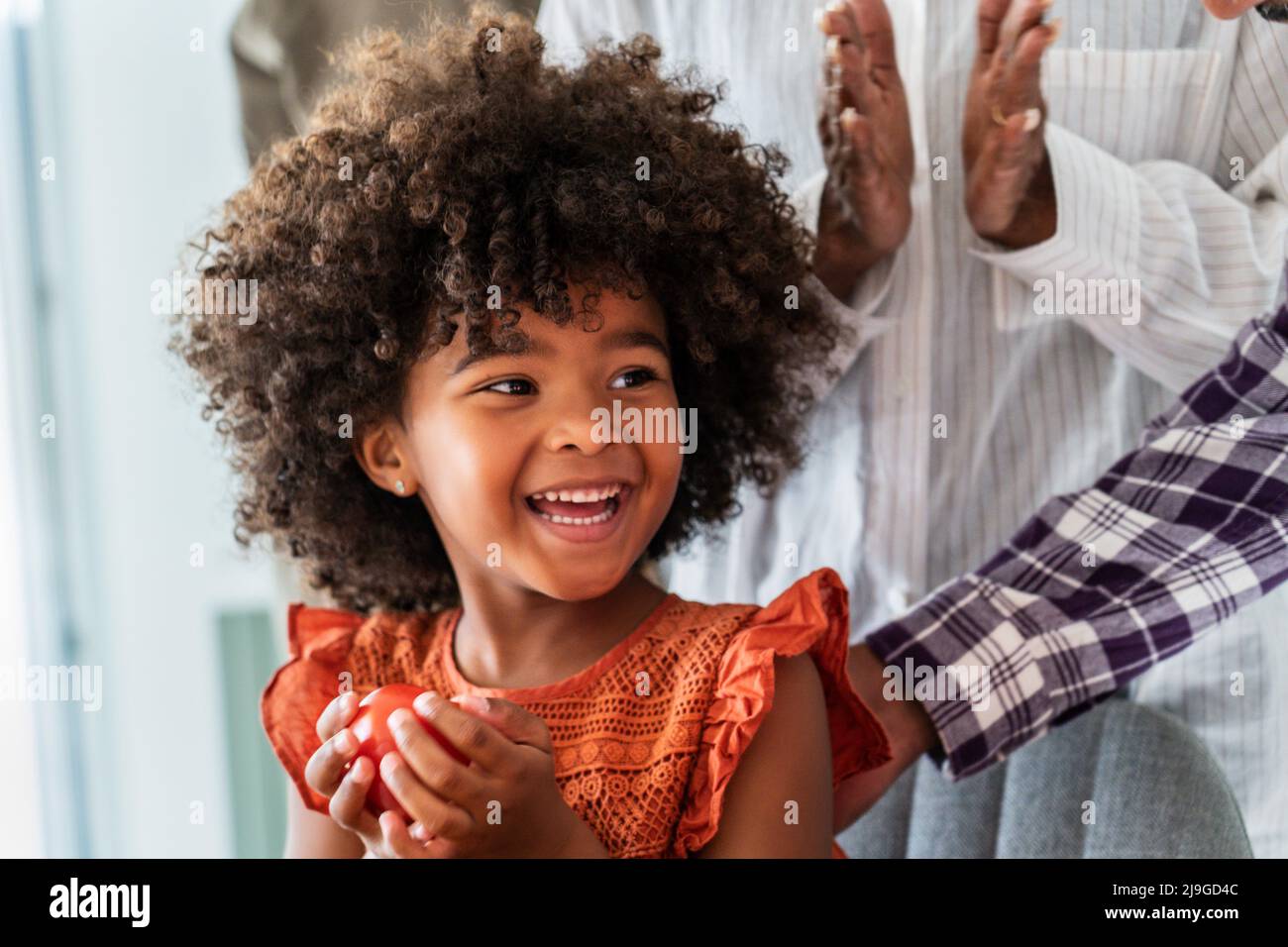 Glückliches Mädchen feiert ihren Geburtstag Stockfoto