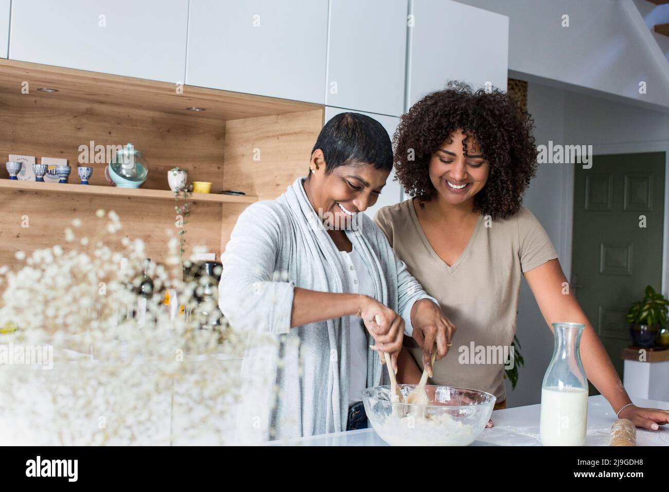 Reife Frau und Schwiegertochter bereiten Cookies vor Stockfoto