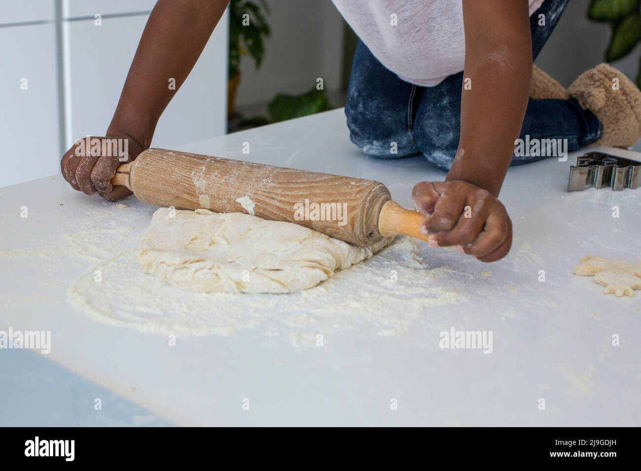 Mädchen rollenden Teig in Küche Stockfoto