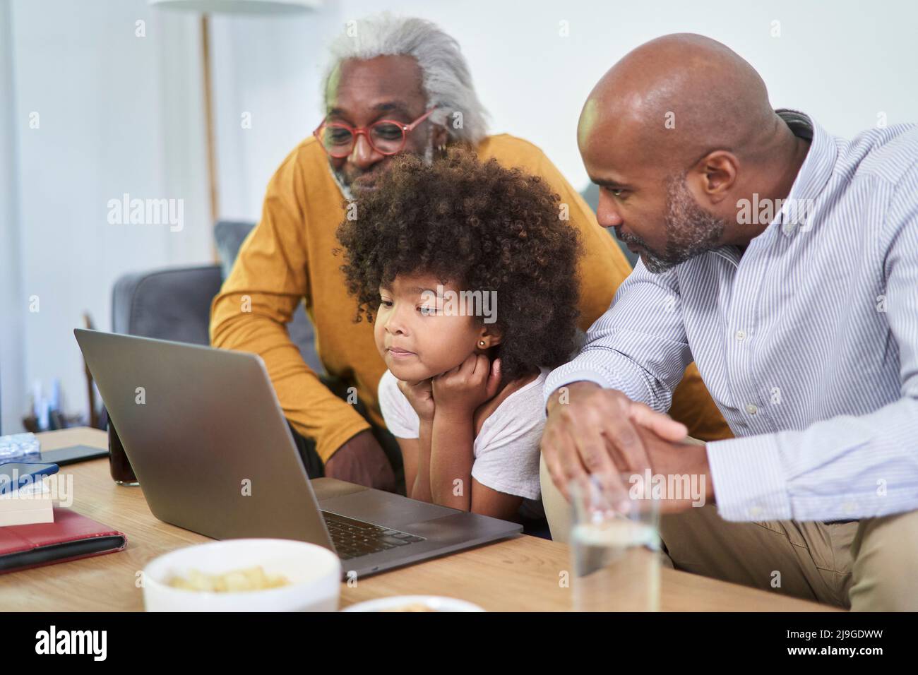Familie mit mehreren Generationen und Laptop Stockfoto