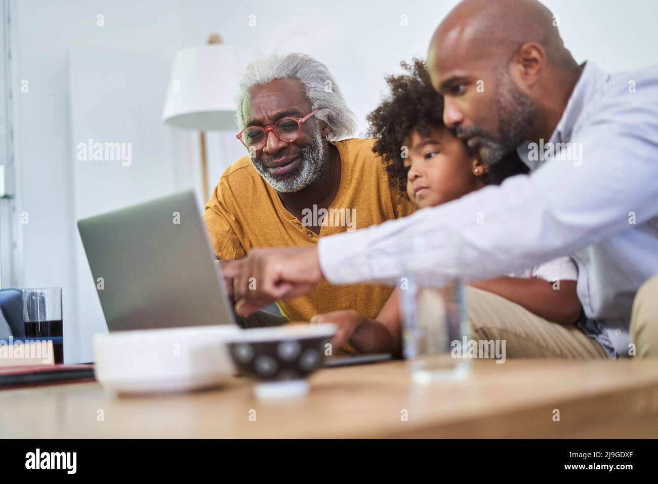 Familie mit mehreren Generationen und Laptop Stockfoto