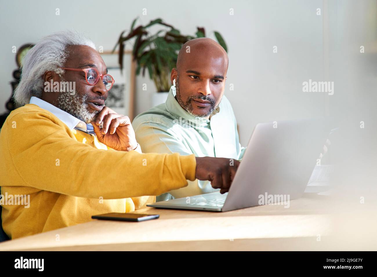 Vater und Sohn mit Laptop Stockfoto