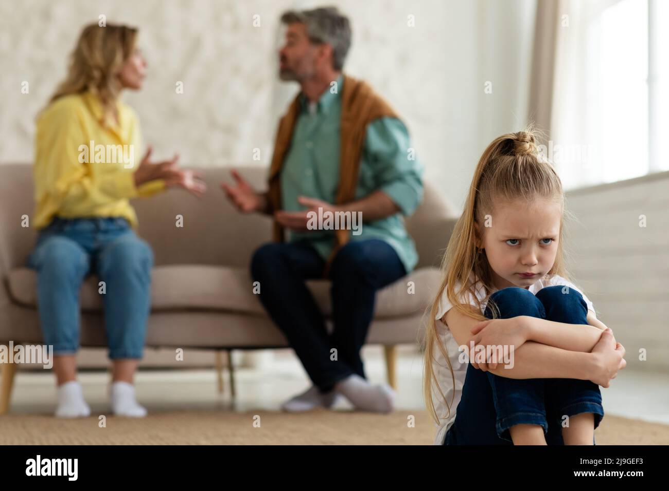 Unglückliche Kleine Tochter Zuhören Zu Streiten Zwischen Eltern Zu Hause Stockfoto