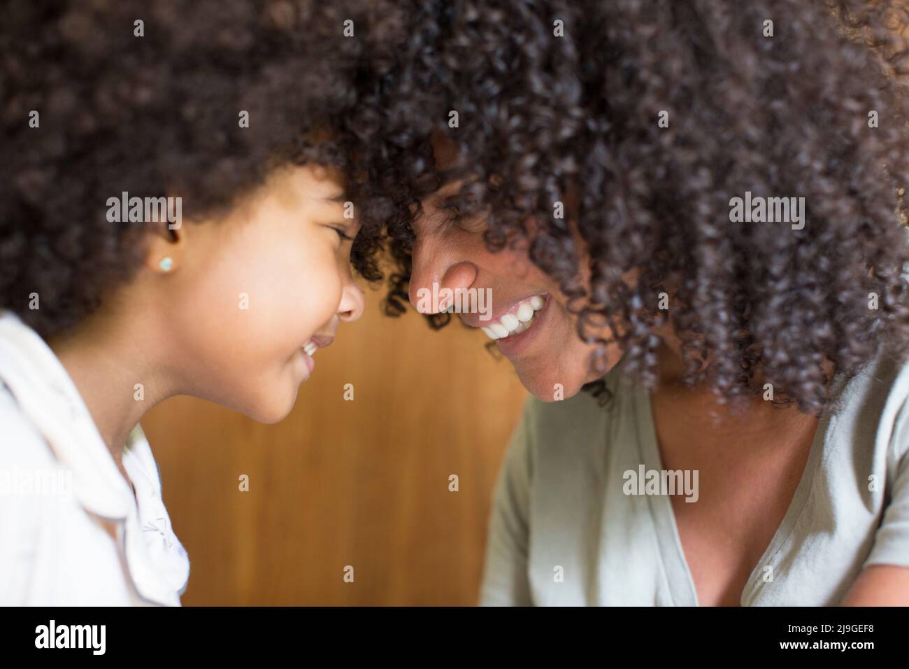 Lächelnde Mutter und Tochter sahen einander Stockfoto