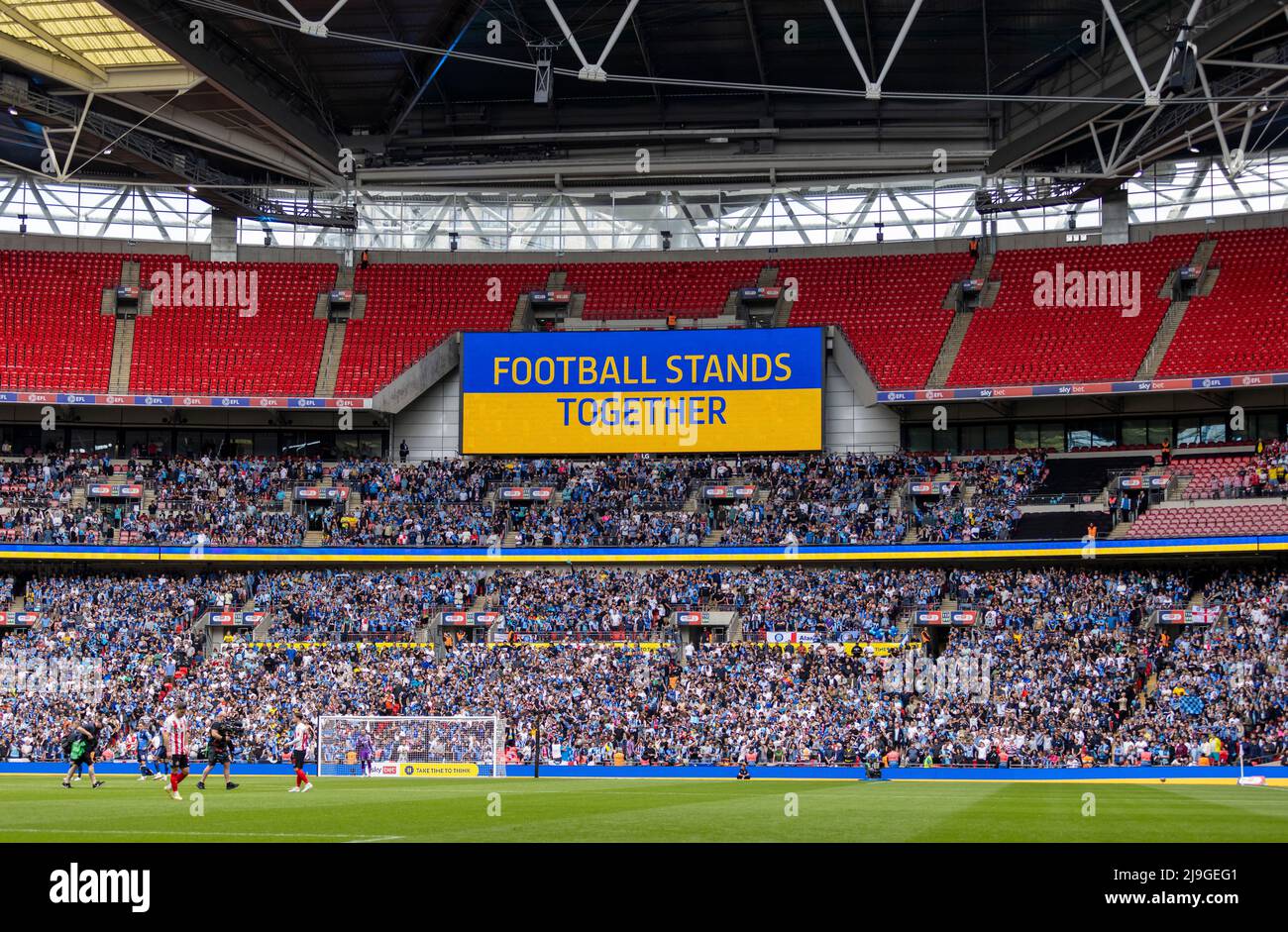 Die Botschaft „Fußball steht zusammen“ wird vor dem Play-off-Finale der Sky Bet League One im Wembley Stadium, London, auf dem großen Bildschirm in den Nationalfarben der Ukraine angezeigt. Bilddatum: Samstag, 21. Mai 2022. Stockfoto