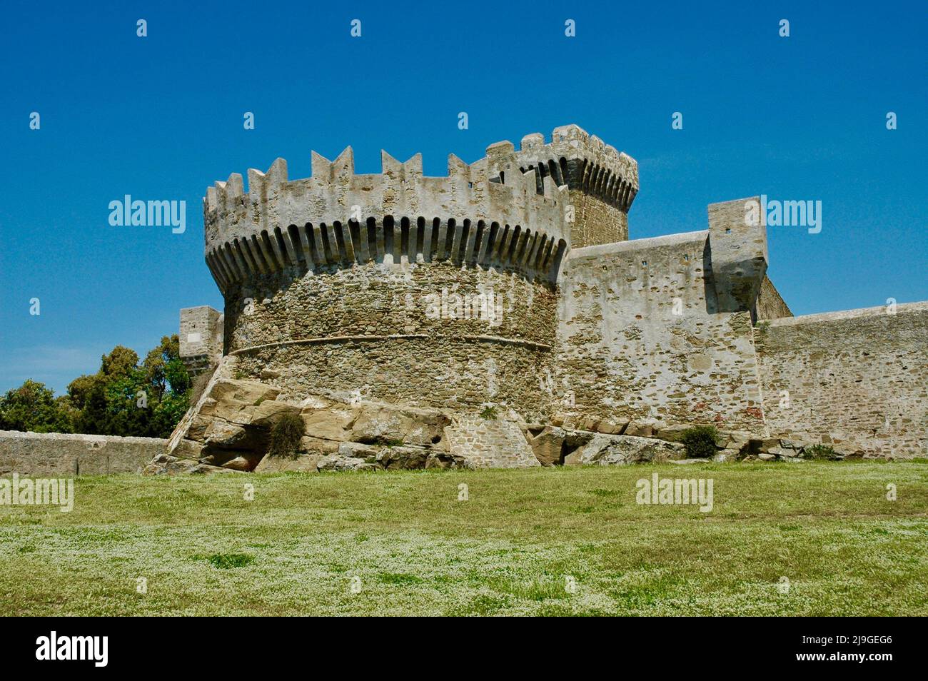 Torre e mura di difesa medievali di Populonia. Livorno Stockfoto