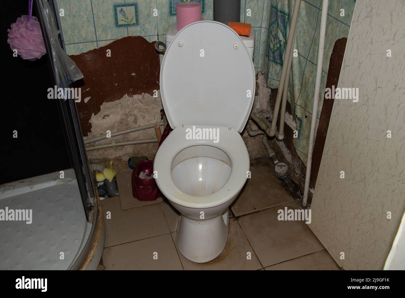Alte schmutzige Bad und WC ohne Reparatur in der Wohnung, Bad und WC ohne Reparatur, Wachsamkeit Stockfoto