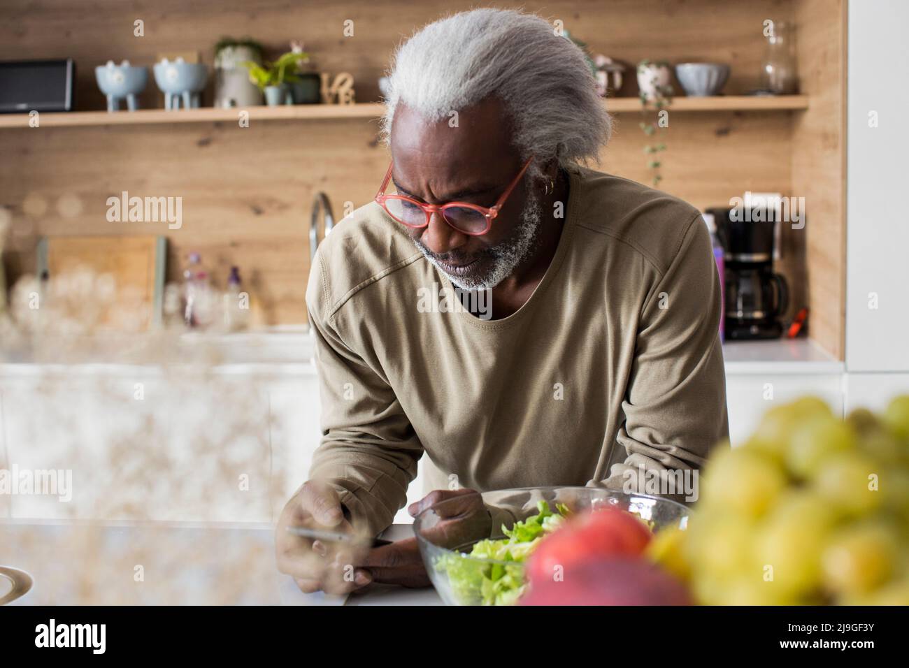 Senior woman mit Smartphone Stockfoto