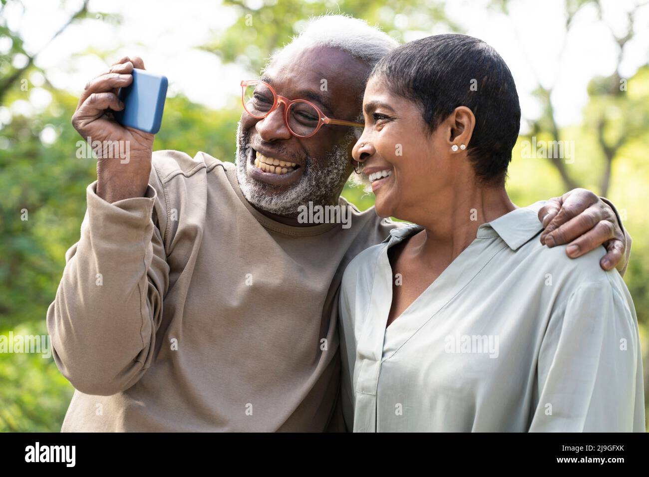 Lächelndes Paar, das Selfie mit dem Smartphone gemacht hat Stockfoto