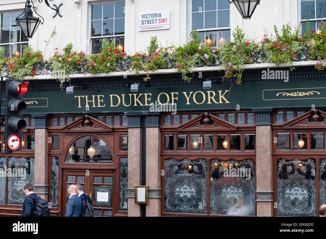 London, Großbritannien - 3. Mai 2022: The Duke of York Pub in der Nähe des Bahnhofs Victoria in London Stockfoto