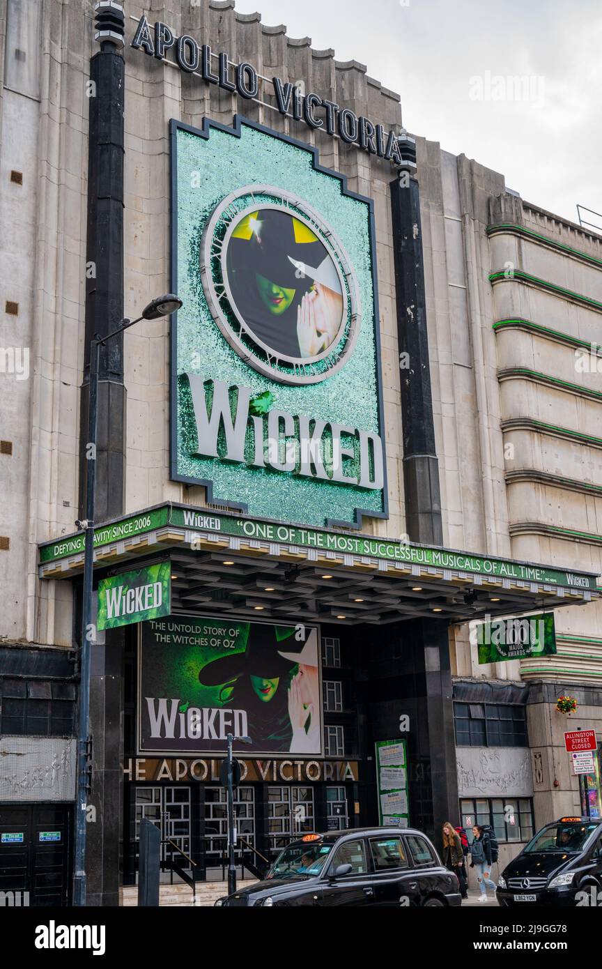 London, Großbritannien - 3. Mai 2022: Eingang und Schild für das Musical Wicked im Apollo Victoria Theater in London Stockfoto