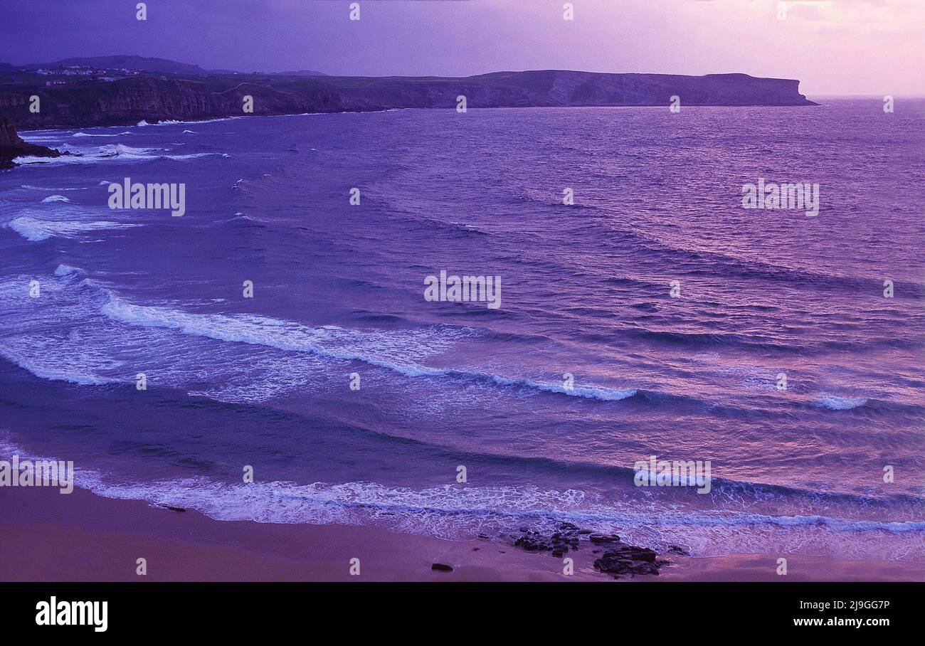 Los Locos Strand in der Abenddämmerung. Suances, Kantabrien, Spanien. Stockfoto