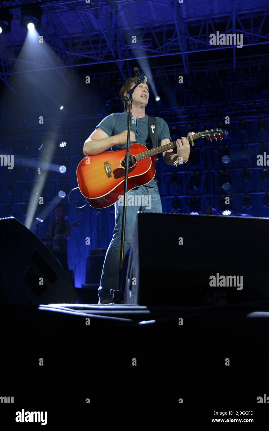 Padova, Italy, 22/05/2022, James Hillier Blount (geboren am 22. Februar 1974), besser bekannt als James Blunt, ist ein englischer Sänger, Songwriter, Musiker und Plattenproduzent. Als ehemaliger Aufklärungsoffizier im Rettungsregiment der britischen Armee diente er während des Kosovo-Krieges 1999 unter der NATO. Nachdem er das Militär verlassen hatte, erlangte er 2004 mit der Veröffentlichung seines Debütalbums Back to Bedlam Weltruhm mit den Singles 'You're Beautiful' und 'Auf Wiedersehen My Lover'. Blunts erstes Album hat weltweit mehr als 11 Millionen Exemplare verkauft, was die britische Albumkarte toppte und den Höhepunkt auf Platz T erreichte Stockfoto